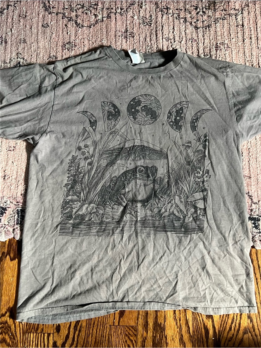 Gray Short-Sleeve Tee with Frog and Moon Graphic